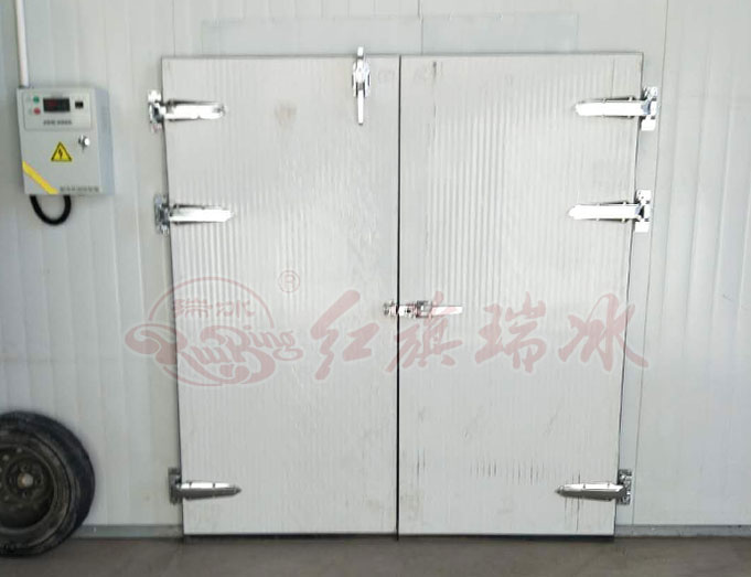 雙開鉸鏈門安裝現場圖